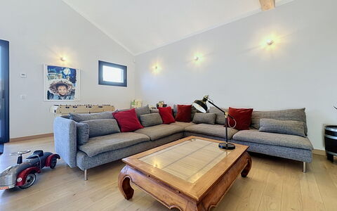 La Plaine-Sur-Mer 801: Sofá, Diseño De Interiores, Mueble, Piso, Sala, Madera, Suelo, Techo, Casa