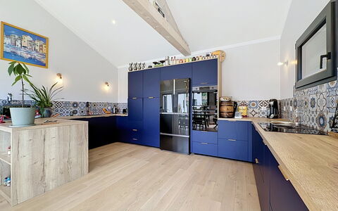 La Plaine-Sur-Mer 801: Diseño De Interiores, Piso, Cocina, Mueble, Madera, Gabinetes, Suelo, Mostrador, Techo, Suelos De Madera