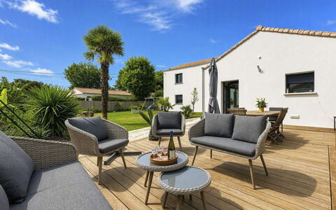 La Plaine-Sur-Mer 801: Mueble, Mueble Para Exteriores, Silla, Mesa Al Aire Libre, Jardín, Sombra, Patio, Patio Interior, Cubierta, Yarda