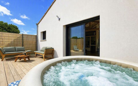 La Plaine-Sur-Mer 801: Piscina, Material Compuesto, Recurso, Eco Hotel, Jacuzzi, Patio, Mueble Para Exteriores, Hotel, Thermae, Villa