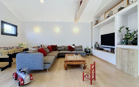 La Plaine-Sur-Mer 801: Mueble, Diseño De Interiores, Piso, Pared, Sofá, Suelo, Madera, Techo, Sala, Habitación
