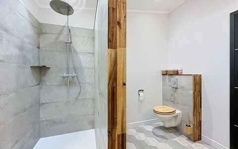 La Plaine-Sur-Mer 801: Piso, Pared, Suelo, Madera, Arreglo De Tubería, Diseño De Interiores, Loseta, Baño, Baño, Material Compuesto