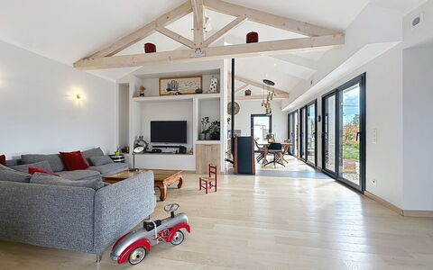 La Plaine-Sur-Mer 801: Mueble, Diseño De Interiores, Piso, Madera, Techo, Suelo, Sofá, Suelos De Madera, Sala, Encendiendo