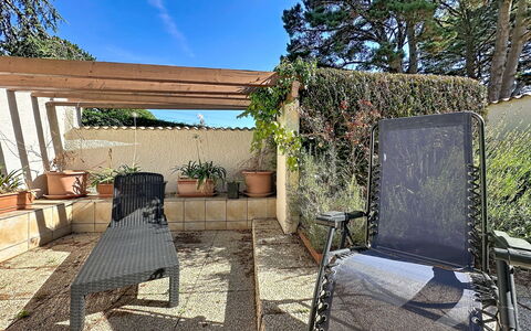 Les Hauts de la Noëveillard: Mueble, Mueble Para Exteriores, Silla, Jardín, Maceta, Sombra, Patio Interior, Mesa Al Aire Libre, Planta De Casa