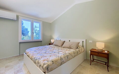 Linaglia: Cama, Habitación, Diseño De Interiores, Lecho, Mueble, Sábana, Piso, Techo, Madera, Suelo