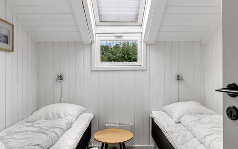 Dior - 800M from the Sea: Madera, Habitación, Cama, Suelo, Techo, Lecho, Diseño De Interiores, Sábana, Marco De La Cama