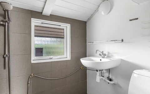 Dior - 800M from the Sea: Arreglo De Tubería, Baño, Piso, Suelo, Techo, Diseño De Interiores, Baño, Plomería, Lavabo, Grifo