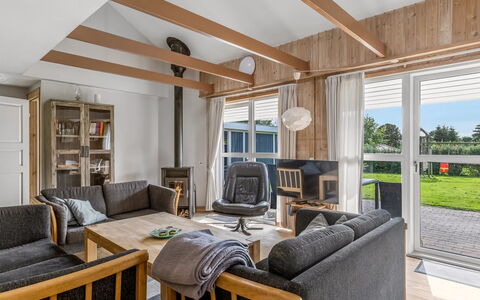Helrun - 800M from the Sea: Mueble, Diseño De Interiores, Piso, Suelo, Madera, Sofá, Techo, Suelos De Madera, Habitación, Sala