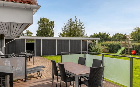 Helrun - 800M from the Sea: Arquitectura, Porche, Mueble, Mueble Para Exteriores, Casa, Sombra, Silla, Mesa Al Aire Libre, Jardín, Paisajismo