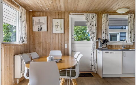 Helrun - 800M from the Sea: Mueble, Piso, Diseño De Interiores, Madera, Suelo, Techo, Cocina Y Comedor Mesa, Comedor, Casa, Suelos De Madera
