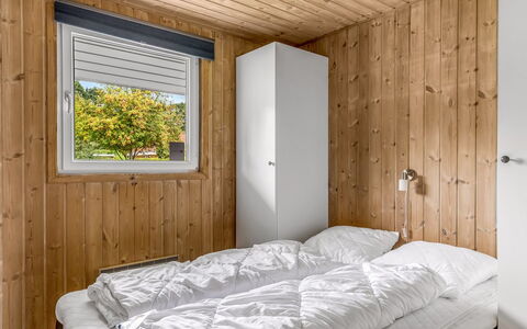 Helrun - 800M from the Sea: Madera, Habitación, Piso, Suelo, Cama, Techo, Diseño De Interiores, Sábana, Lecho, Manchas De Madera