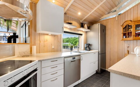 Tobias - 30Km from the Sea: Cocina, Mostrador, Madera, Arreglo De Tubería, Diseño De Interiores, Aparato De Cocina, Piso, Lavabo, Techo, Fregadero