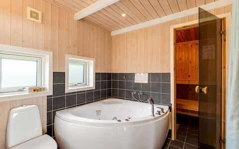 Tobias - 30Km from the Sea: Arreglo De Tubería, Piso, Madera, Baño, Suelo, Diseño De Interiores, Techo, Bañera, Plomería, Habitación
