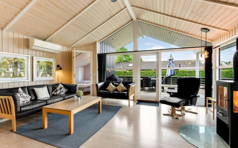 Tobias - 30Km from the Sea: Madera, Diseño De Interiores, Sofá, Mueble, Techo, Piso, Sala, Suelo, Suelos De Madera, Casa