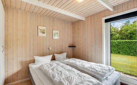 Tobias - 30Km from the Sea: Madera, Habitación, Cama, Marco De La Cama, Sábana, Lecho, Techo, Madera Dura, Manchas De Madera, Tablón