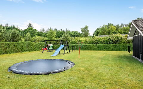 Tobias - 30Km from the Sea: Hierba, Trampolín, Cama Elástica - Material Y Suministros, Jardín, Césped, Sombra, Paisajismo, Parque, Trampolín, Ocio