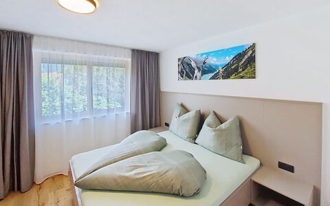 Das Maridl: Diseño De Interiores, Habitación, Cama, Techo, Mueble, Habitación, Suelo, Piso, Cortina, Almohada