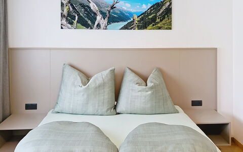 Das Maridl: Diseño De Interiores, Habitación, Madera, Cama, Mueble, Suelo, Piso, Sábana, Habitación, Lecho