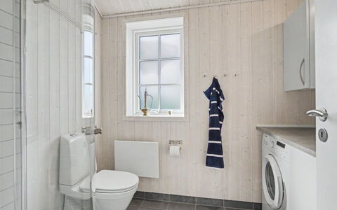Heidrun - 400M from the Sea: Pared, Piso, Suelo, Madera, Arreglo De Tubería, Baño, Baño, Lavabo, Asiento Del Baño, Plomería