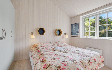 Heidrun - 400M from the Sea: Madera, Techo, Habitación, Diseño De Interiores, Piso, Suelo, Sábana, Cama, Linos, Casa