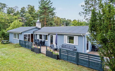 Karelia - 900M from the Sea: Casa, Casa, Techo, Arbusto, Cabaña, Barrio Residencial, Vía Muerta, Porche, Jardín, Inmuebles