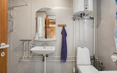 Karelia - 900M from the Sea: Arreglo De Tubería, Asiento Del Baño, Baño, Piso, Lavabo, Diseño De Interiores, Baño, Suelo, Lavabo Del Baño, Plomería