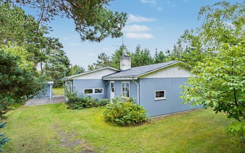 Karelia - 900M from the Sea: Casa, Arbusto, Casa, Cabaña, Techo, Inmuebles, Cobertura Del Suelo, Jardín, Césped