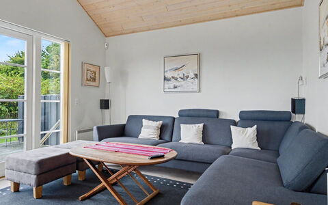 Gunda - 150M from the Sea: Mueble, Madera, Piso, Sofá, Diseño De Interiores, Suelo, Sala, Casa, Departamento
