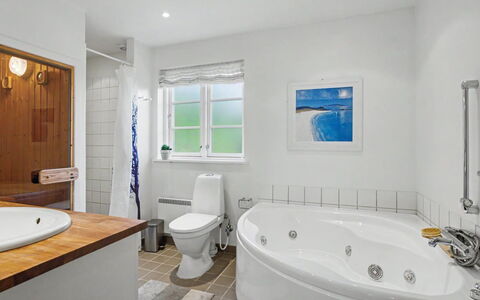Gunda - 150M from the Sea: Arreglo De Tubería, Baño, Bañera, Diseño De Interiores, Piso, Techo, Suelo, Plomería, Grifo, Casa