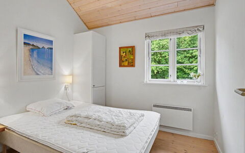 Gunda - 150M from the Sea: Diseño De Interiores, Madera, Cama, Habitación, Suelo, Piso, Techo, Mueble, Casa, Marco De La Cama