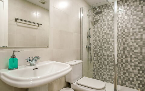 Sa Serra: Baño, Asiento Del Baño, Arreglo De Tubería, Baño, Piso, Diseño De Interiores, Suelo, Lavabo Del Baño, Lavabo, Plomería
