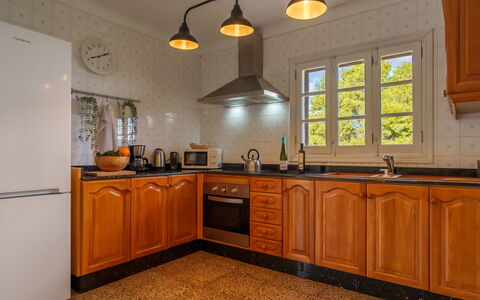 Sa Serra: Cocina, Aparato De Cocina, Electrodoméstico, Mostrador, Gabinetes, Diseño De Interiores, Madera, Estufa De Cocina, Electrodoméstico, Piso