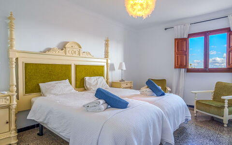 Sa Serra: Habitación, Cama, Mueble, Sábana, Lecho, Suelo, Marco De La Cama, Departamento, Mesita De Noche, Recurso