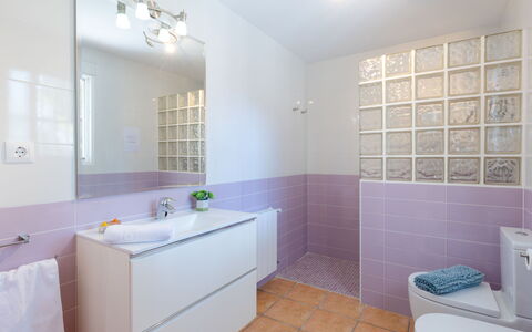 Aurea: Baño, Piso, Arreglo De Tubería, Diseño De Interiores, Suelo, Mueble De Baño, Grifo, Plomería, Loseta, Lavabo
