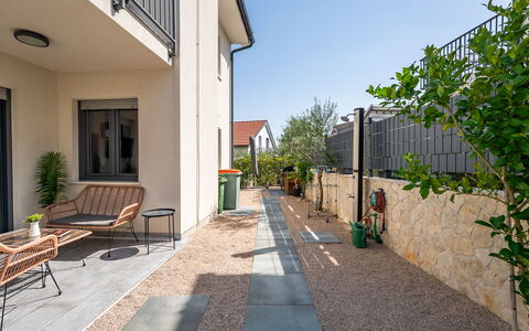 Le Vito: Barrio Residencial, Casa, Losa, Material Compuesto, Jardín, Hormigón, Entrada De Coches, Sombra, Pasarela, Paisajismo