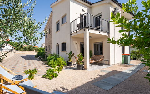 Le Vito: Barrio Residencial, Fachada, Casa, Casa, Puerta, Inmuebles, Sombra, Balcón, Entrada De Coches, Suburbio