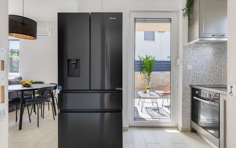 Le Vito: Electrodoméstico, Aparato De Cocina, Diseño De Interiores, Refrigerador, Piso, Cocina, Electrodoméstico, Suelos De Madera, Estante, Estantería