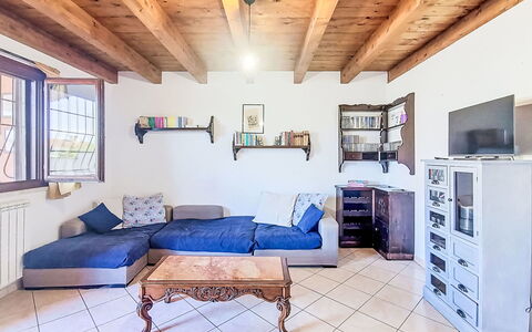 La Tana del Granchio: Mueble, Diseño De Interiores, Sofá, Piso, Suelo, Madera, Habitación, Techo, Departamento, Sala