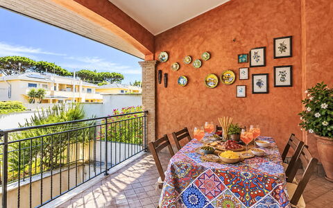 La Tana del Granchio: Mueble, Silla, Cocina Y Comedor Mesa, Maceta, Mesa Al Aire Libre, Mueble Para Exteriores, Planta De Casa, Balcón, Jardín, Patio