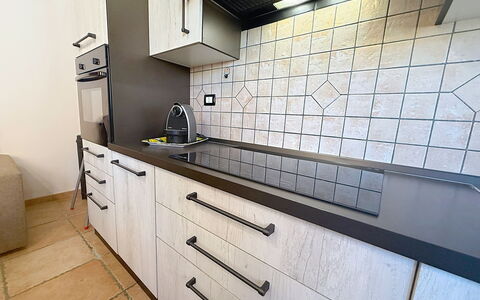 Alpamar: Cocina, Mostrador, Piso, Estufa De Cocina, Suelo, Diseño De Interiores, Aparato De Cocina, Loseta, Electrodoméstico, Gabinetes