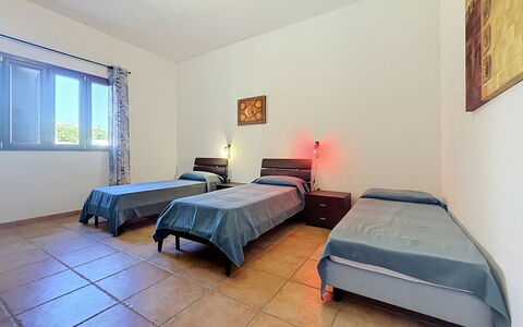 Alpamar: Suelo, Piso, Mueble, Techo, Cama, Habitación, Habitación, Departamento, Marco De La Cama, Madera Dura