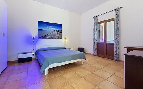 Alpamar: Piso, Suelo, Diseño De Interiores, Techo, Mueble, Habitación, Departamento, Cama, Habitación, Silla