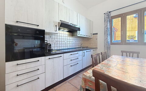 Alpamar: Cocina, Mostrador, Piso, Aparato De Cocina, Electrodoméstico, Diseño De Interiores, Gabinetes, Suelo, Habitación, Casa