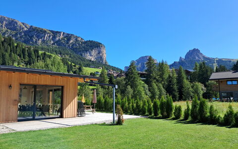 Chalet Dumbria Dolomites: Cordillera, Hill Station, Cabaña, Valle, Edificios Del Jardín, Cuarto De Troncos, Alerce, Sombra, Alpes, Mesa Al Aire Libre