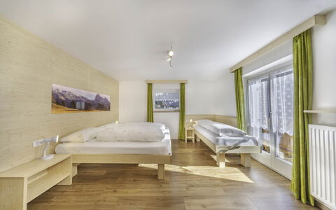 Chalet Dumbria Dolomites: Habitación, Madera Dura, Manchas De Madera, Cama, Marco De La Cama, Hotel, Landform Glaciales, Suelos De Madera, Lecho, Alpes