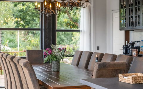 Geeske - 1.1Km from the Sea: Mueble, Diseño De Interiores, Madera, Mesa, Comedor, Piso, Candelabro, Cocina Y Comedor Mesa, Silla, Techo