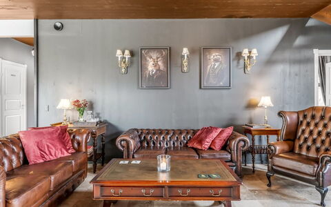 Geeske - 1.1Km from the Sea: Mueble, Diseño De Interiores, Pared, Piso, Sofá, Madera, Sala, Suelo, Encendiendo, Techo