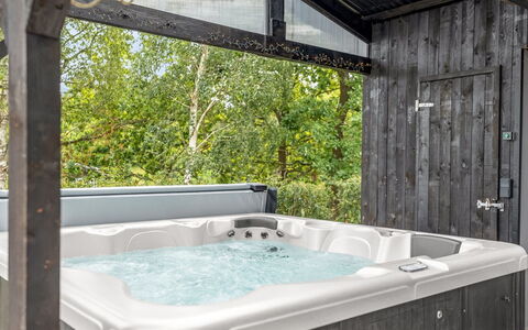 Geeske - 1.1Km from the Sea: Bañera, Arreglo De Tubería, Plomería, Jacuzzi, Material Natural, Diseño, Baño, Madera Dura, Planta De Casa