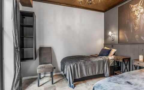 Geeske - 1.1Km from the Sea: Habitación, Diseño De Interiores, Mueble, Madera, Piso, Suelo, Techo, Cama, Sábana, Encendiendo