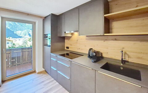 Mayrhofen 44: Cocina, Piso, Madera, Mostrador, Diseño De Interiores, Gabinetes, Casa, Suelo, Electrodoméstico, Habitación